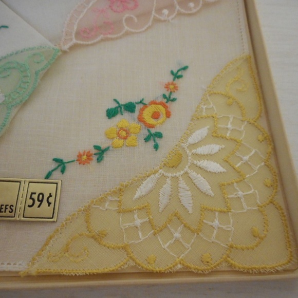 NIB Vtg Embroidered Floral Lacey Ladies Hankies - Picture 5 of 7